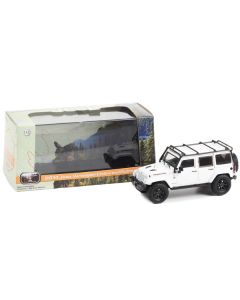 2014 Jeep Wrangler Unlimited Rubicon X Off-Road Bright White "Jeep Official Badge of Honor The Rubicon Trail Lake Tahoe California" 1/43 Diecast Model Car by Greenlight