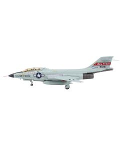 McDonnell RF-101B Voodoo Fighter Aircraft "The Happy Hooligans" (1975) United States Air Force "Air Power Series" 1/72 Diecast Model by Hobby Master