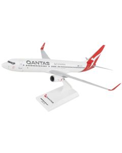 Boeing 737-800 Commercial Aircraft "Qantas Airways" (VH-VYE) White with Red Tail (Snap-Fit) 1/130 Plastic Model by Skymarks